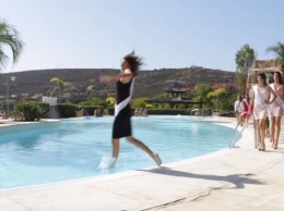 На Мисс Испании 2017 модель упала в бассейн во время дефиле