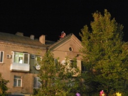 Чтобы увидеть Потапа и его "МОЗГИ", люди взобрались на крышу (фото)