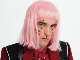 Розовые волосы до плеч, макияж и колготки в сетку: Роберт Паттинсон шокировал новым образом (ФОТО)