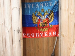 В Должанске кто-то повесил флаг Украины, а флаг «ЛНР» разместили в туалете