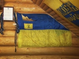 На Прикарпатье посетители кафе сорвали со стен флаги Украины, забыв о видеонаблюдении (фото, видео)