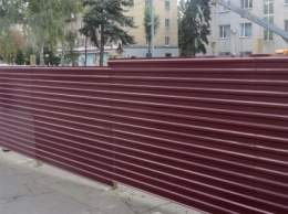В Покровске стройплощадку на Шибанкова обнесли забором