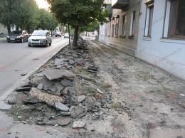 В Бердянске - осенний сезон ремонта тротуаров