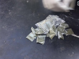 Криворожанин при виде полицейских "скинул" целый пакет марихуаны