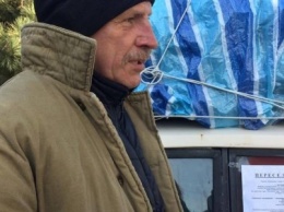 Переселенец из Стаханова живет в машине и хочет получить жилье в Мариуполе (ФОТО, ВИДЕО)