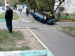 ДТП в Ильичевске: легковушка сбила женщину, вылетела на тротуар и перевернулась