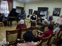 Николаевский ансамбль «Фристайл-джаз» порадовал пожилых горожан хитами в краеведческом музее