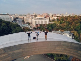 Риск ради красивого фото: экстремалы встретили рассвет на арке Дружбы народов