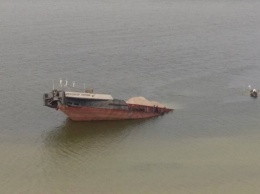На Каховском водохранилище утонула баржа с нефтью