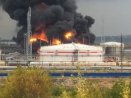50-метровый столб огня: опубликовано видео страшного пожара на российском НПЗ