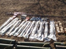 В секторе "Мариуполь" пограничники обнаружили арсенал оружия (ФОТО)