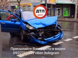 На перекрестке в Киеве разбились два авто, есть пострадавшие
