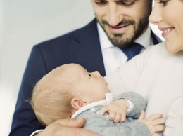 Королевская семья Швеции опубликовала первые фото новорожденного принца