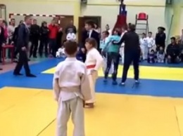 На детском турнире по дзюдо россиянка избила проигравшего сына и арбитра