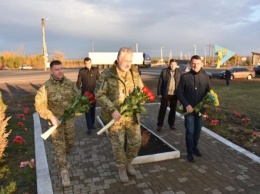 Жебривский возложил цветы к памятнику защитникам Украины в Славянске (фото)