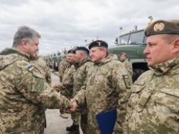 Президент Порошенко вручил сертификаты на военную технику и вооружение для ВСУ