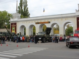 В Новой Каховке прошла выставка военной и пожарной техники