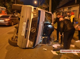 В Николаеве перевернулся микроавтобус с пассажирами и ребенком