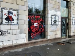 Автор уничтоженных граффити на Грушевского назвал их восстановлением - вандализмом
