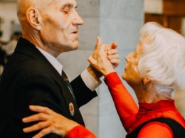 "Я ей сказал - до 90 лет будем танцевать!": как влюбленные запорожцы нашли друг друга благодаря танцам