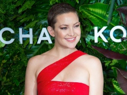 Леди шик: Кейт Хадсон блистает на публике в красном платье