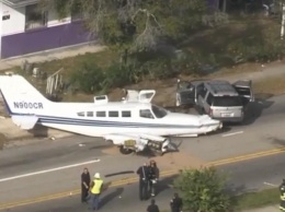 Во Флориде самолет столкнулся с двумя автомобилями