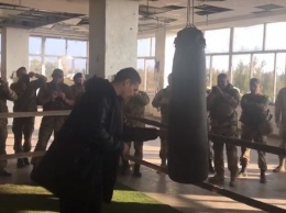 Боксер Усик посетил бойцов АТО на передовой в Марьинке - видео
