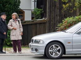 Британские ученые призвали не уступать пожилым людям место в транспорте