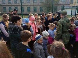 Уроки безопасности: полицейские Мариуполя и киевские взрывотехники побывали в прифронтовом Виноградном