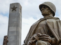 В Польше вступает в силу закон, позволяющий сносить советские памятники