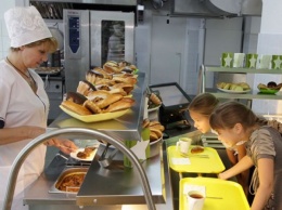 В запорожской школе детей кормят грязными булками