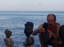 Одессит создает на пляжах балансирующие камни (ФОТО)