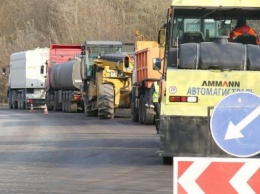На Харьковщине ремонтируют наиболее разрушенные участки трассы Чугуев-Меловое