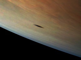 Зонд Juno сфотографировал тень луны на поверхности Юпитера