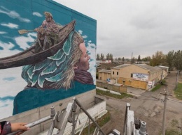 Еще один сюрреалистический мурал: невзрачную стену на Николаевской дороге украсила женщина с лодкой в волосах