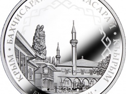 Крымскому Муфтияту подарили памятные монеты из драгоценных металлов с изображением мусульманских святынь Крыма (ФОТО)
