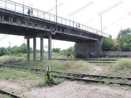 В Бердянске обследуют состояние «горбатого моста»