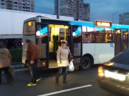 В Киев маршрутчик спровоцировал ДТП и взял в заложники пассажиров