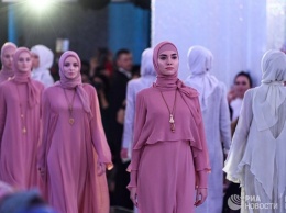 Дочь Кадырова показала коллекцию роскошной одежды