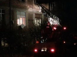 В Харькове горел трехэтажный дом: спасатели вывели из огня двенадцать человек (ФОТО)