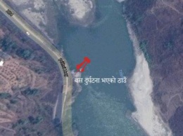 В Непале автобус сорвался в реку: более 30 погибших