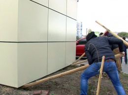 На поселке Котовского местные жители снесли два МАФа, установленных на клумбе под газопроводом