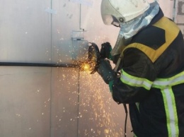 В Кременчуге пожарные вскрыли гараж для проведения следственных действий (ФОТО)