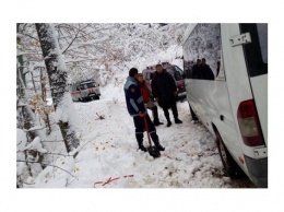 На заснеженной горной дороге в Крыму застрял автобус с 18 пассажирами