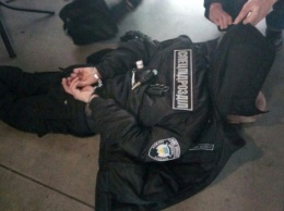 В СБУ заявили, что поймали в Киеве россиянина в форме Нацполиции с гранатами и коктейлями Молотова