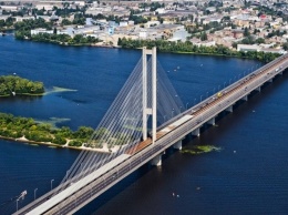 В Киеве малолетние руферы покорили самый высокий мост Украины. Видео