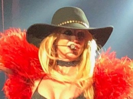 Конфуз на концерте Бритни Спирс - "потеряла" бюст и продолжила выступление