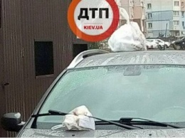 Вам подарок! Разъяренные киевляне проучили резвого «героя парковки». ФОТО