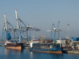 В кипрском порту из грузового судна повалил густой токсичный пар