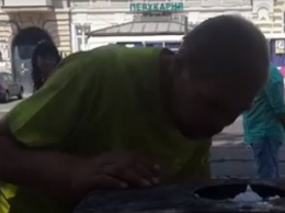 В Одессе бездомный перепутал другого бездомного с президентом Украины и решил высказать ему свое негодование